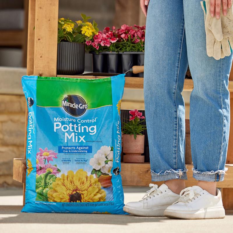 Miracle-Gro Moisture Control Flower and Plant Potting Mix 16 qt